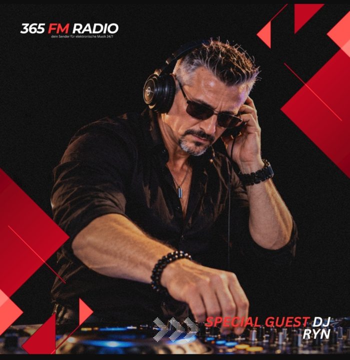 DJ RyN cu căștile la pupitru, afiș Special Guest 365 FM Radio
